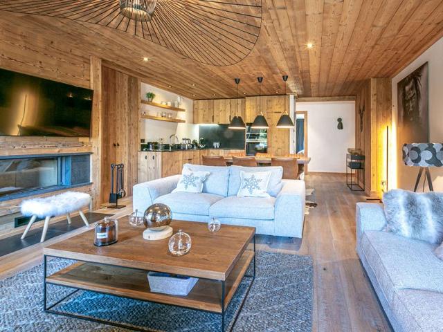 Luxurious 3BR Apartment with Fireplace, Balcony & Mountain Views in Val-d'Isère FR-1-694-65 - Val d'Isère Centre