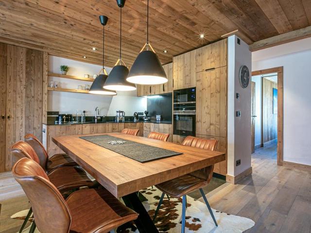 Luxurious 3BR Apartment with Fireplace, Balcony & Mountain Views in Val-d'Isère FR-1-694-65 - Val d'Isère Centre