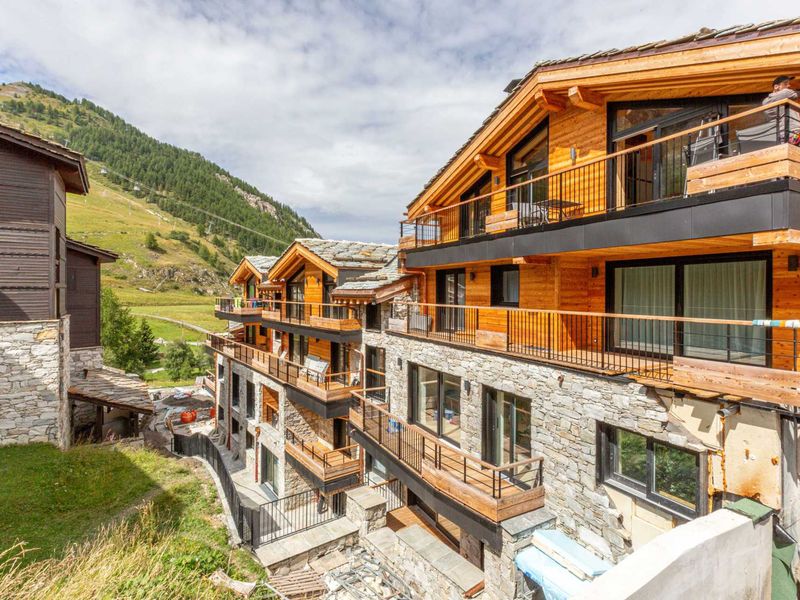 Cozy Retreat with WiFi, Garage, and Ski-In/Ski-Out Access in a New Upscale Residence FR-1-694-338 - Val d'Isère Le Châtelard