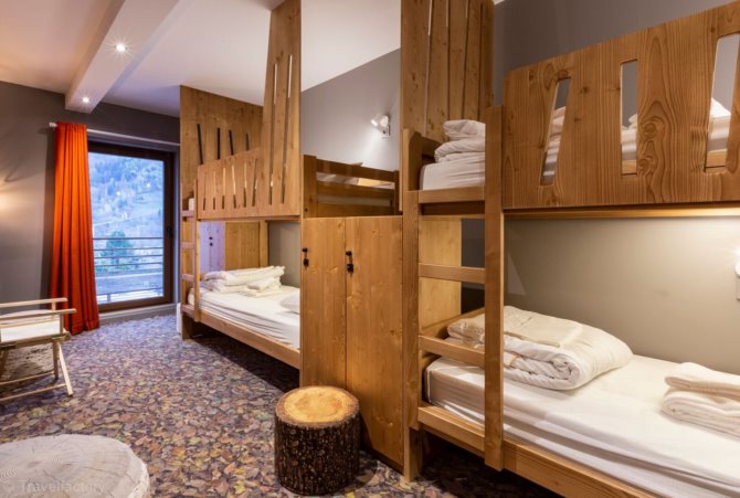 1 Bed for 1 person in a dormitory of 10 person Breakfast - Hôtel Base Camp Lodge - Bourg Saint Maurice