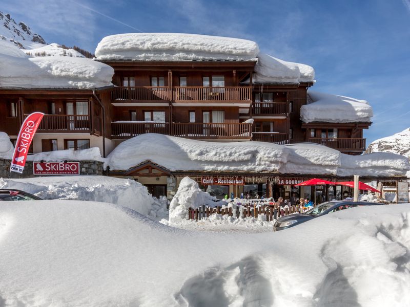 **Cozy Ski-In/Ski-Out Apartment Near Children's Village, Sleeps 5** FR-1-694-254 - Val d'Isère Centre