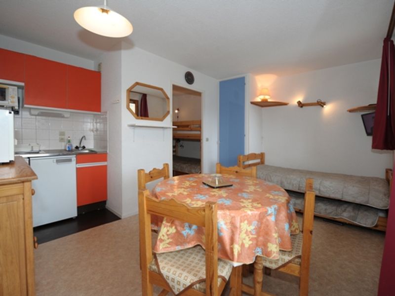Studio Les Menuires, 1 room, 4 persons - Ski-in/Ski-out Studio Cabine for 4 with South-Facing Balcony in Les Menuires FR-1-178-41 - Les Menuires Bruyères
