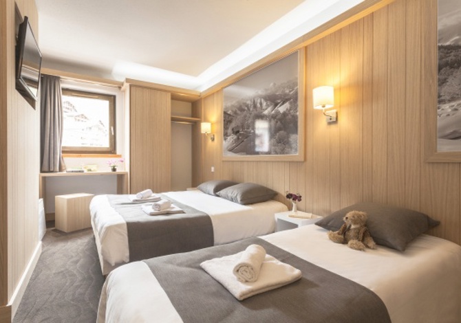 2 communicating rooms for 5 people - Full board - Piste view - Hôtel Club MMV les Arolles 4* - Val Thorens