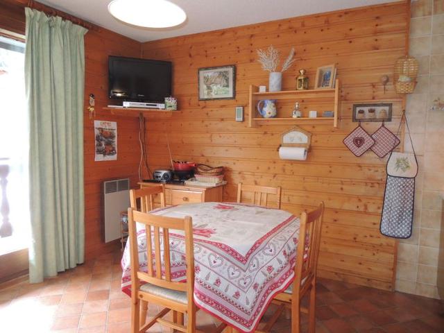 Cozy 2-Room Apartment for 4 with Balcony Near Linga Cable Car, Châtel FR-1-198-113 - Châtel