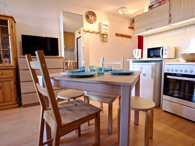 Sunny Studio Near Slopes with Balcony, Fully-Equipped Kitchen and Ski Locker FR-1-340-199 - Chamrousse