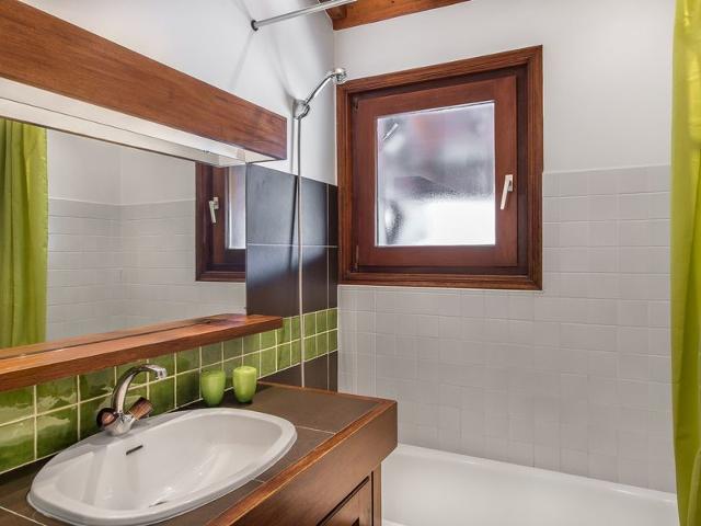 Cozy 2-Bedroom Apartment in Megève - South-Facing Balcony, Near Lift, Parking, Pet-Friendly FR-1-453-38 - Megève