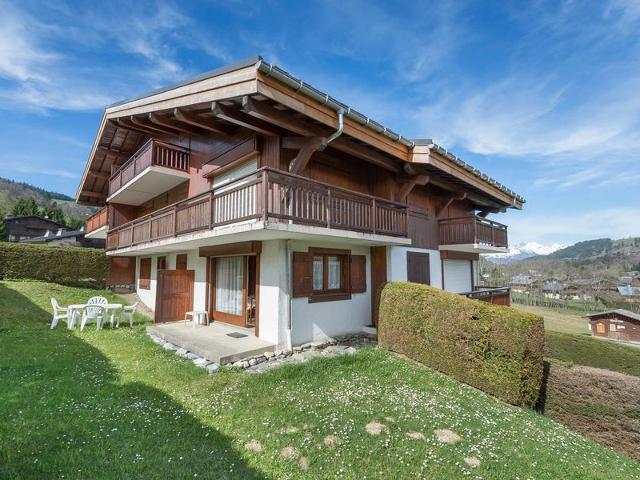 Cozy 2-Bedroom Apartment in Megève - South-Facing Balcony, Near Lift, Parking, Pet-Friendly FR-1-453-38 - Megève