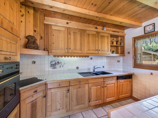Spacious 4-Bedroom Apartment Near Jaillet Gondola with Balconies and Modern Amenities FR-1-453-11 - Megève