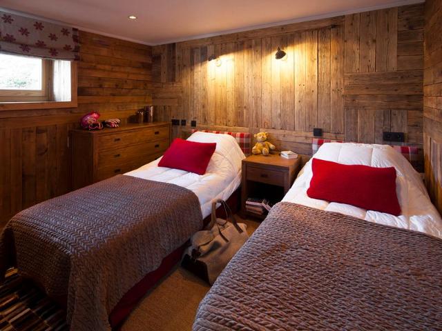 5-Bedroom Chalet, Sauna, Norwegian Bath, Wifi, Sleeps 12 in La Clusaz FR-1-437-57 - La Clusaz