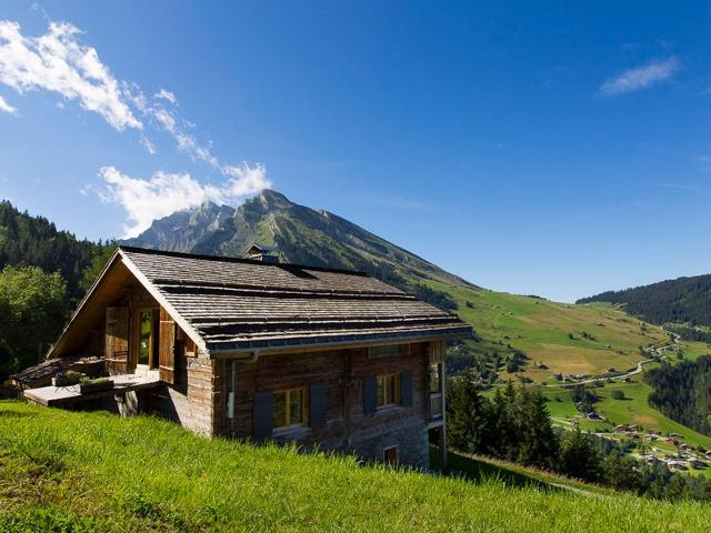 5-Bedroom Chalet, Sauna, Norwegian Bath, Wifi, Sleeps 12 in La Clusaz FR-1-437-57 - La Clusaz