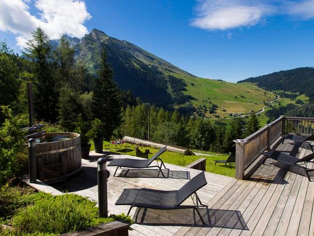 5-Bedroom Chalet, Sauna, Norwegian Bath, Wifi, Sleeps 12 in La Clusaz FR-1-437-57 - La Clusaz