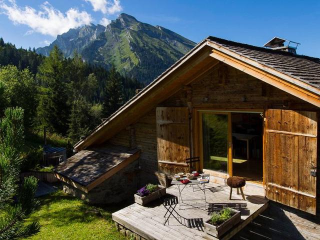 5-Bedroom Chalet, Sauna, Norwegian Bath, Wifi, Sleeps 12 in La Clusaz FR-1-437-57 - La Clusaz