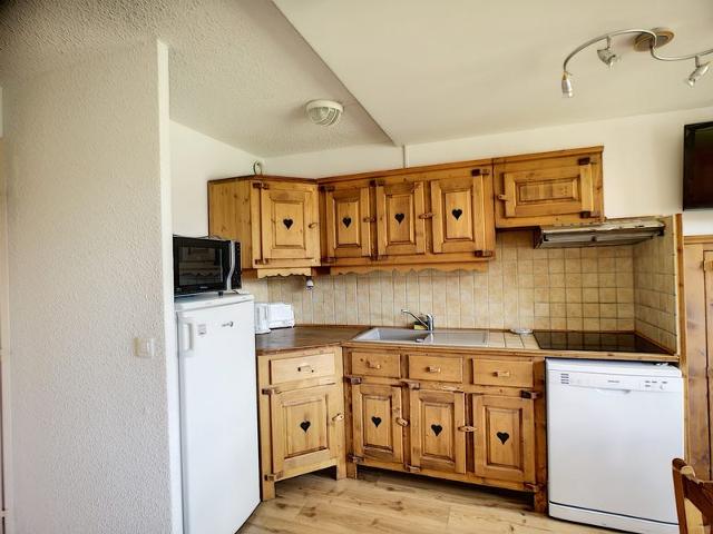 Charming 2-Room Cabin for 6, Ski-in/Ski-out, South-Facing Balcony, Beautiful Views, Parking Included FR-1-178-325 - Les Menuires Reberty 1850