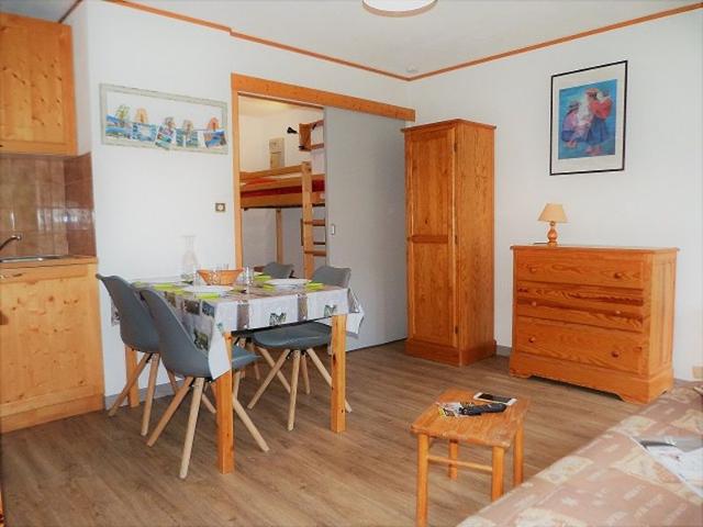 Studio cabin for 4 in Les Menuires, ski-in/ski-out, balcony, free parking, near shops FR-1-178-293 - Les Menuires Bruyères