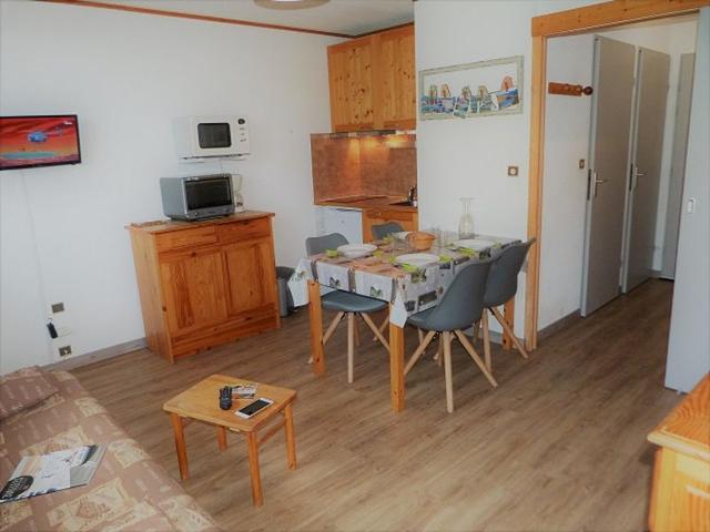 Studio cabin for 4 in Les Menuires, ski-in/ski-out, balcony, free parking, near shops FR-1-178-293 - Les Menuires Bruyères