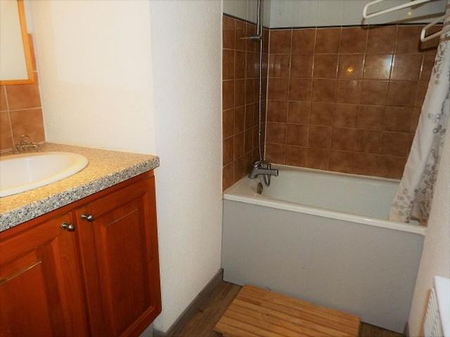 Studio cabin for 4 in Les Menuires, ski-in/ski-out, balcony, free parking, near shops FR-1-178-293 - Les Menuires Bruyères