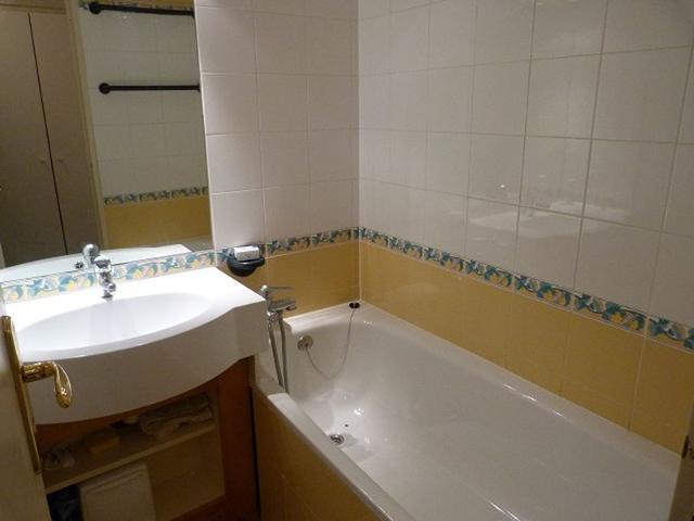 Cozy Alpine Apartment, Ski-In/Ski-Out, South-Facing Balcony, Great Views, Sleeps 6 FR-1-178-182 - Les Menuires Reberty 1850