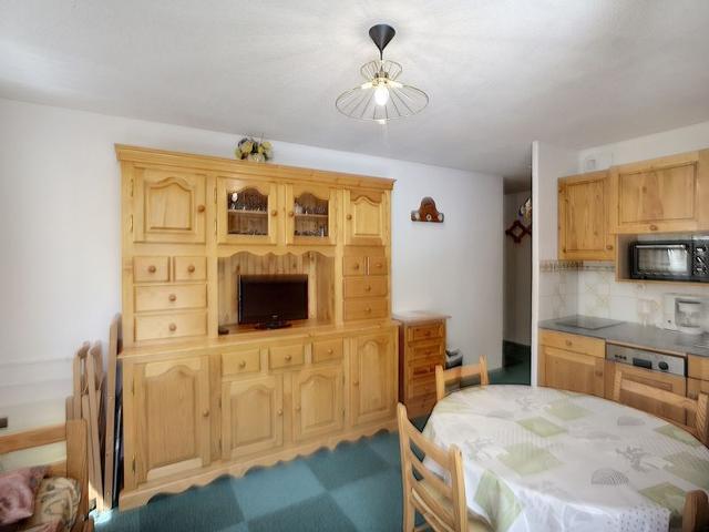 South-Facing 2-Bedroom Apt in Les Menuires, Ski-In/Ski-Out, Sleeps 5 FR-1-178-179 - Les Menuires Bruyères