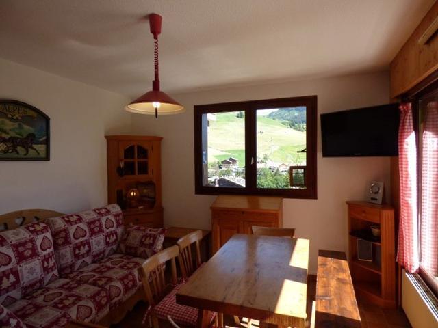 Ideal Location: 2-Room Apartment for 6 with Panoramic Piste Views FR-1-458-108 - Le Grand Bornand
