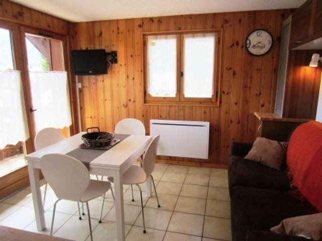 Ski-In/Ski-Out Studio with Balcony and Parking in Morillon FR-1-629-74