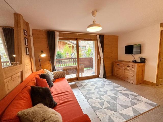 Charming 2-Bedroom Apartment with Terrace, Heart of Samoëns, Ski Bus 50m FR-1-624-16 - Samoëns