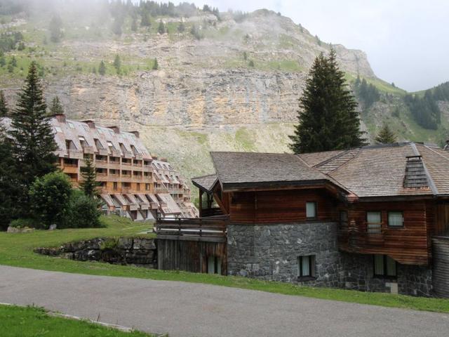 Avoriaz - Hauts Forts: 6-Person Apartment with Terrace, Ski Locker, and Modern Amenities FR-1-633-8 - Avoriaz