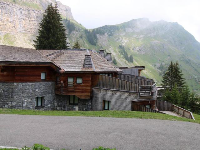 Avoriaz - Hauts Forts: 6-Person Apartment with Terrace, Ski Locker, and Modern Amenities FR-1-633-8 - Avoriaz