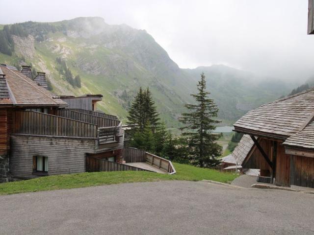 Avoriaz - Hauts Forts: 6-Person Apartment with Terrace, Ski Locker, and Modern Amenities FR-1-633-8 - Avoriaz