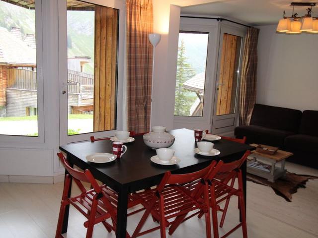 Avoriaz - Hauts Forts: 6-Person Apartment with Terrace, Ski Locker, and Modern Amenities FR-1-633-8 - Avoriaz