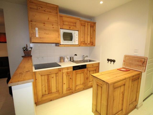 Avoriaz - Hauts Forts: 6-Person Apartment with Terrace, Ski Locker, and Modern Amenities FR-1-633-8 - Avoriaz