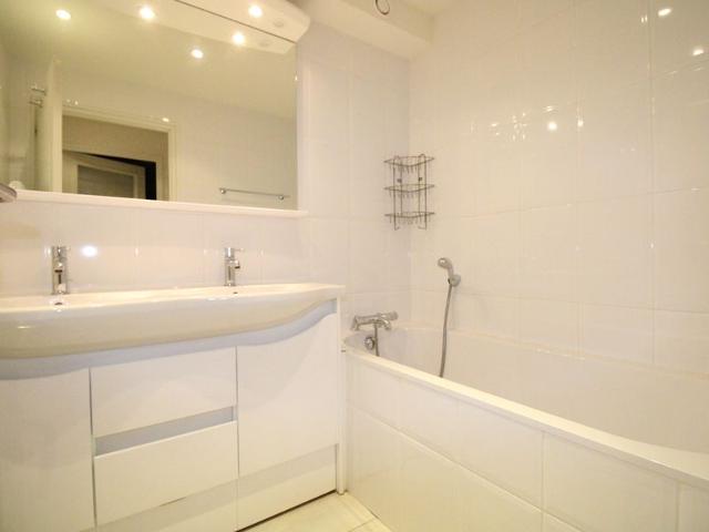 Avoriaz - Hauts Forts: 6-Person Apartment with Terrace, Ski Locker, and Modern Amenities FR-1-633-8 - Avoriaz