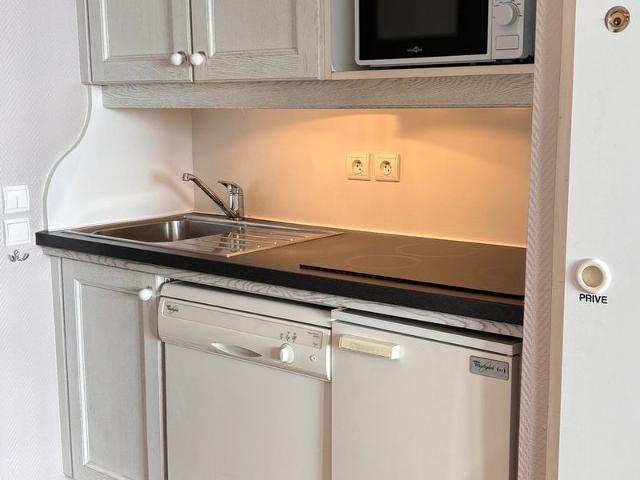 2-Room Apartment with Balcony, Ski-In/Ski-Out, Near Shops, Quiet Area FR-1-634-38 - Avoriaz