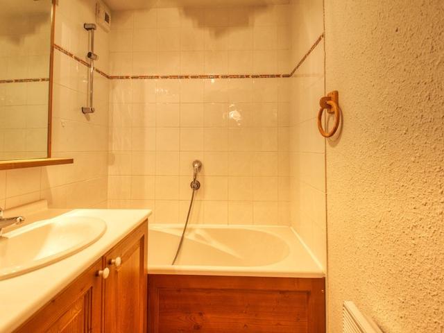 Ski-In/Ski-Out: Cosy Apartment for 6 with Balcony near Children's Area FR-1-642-24 - Morillon 1100 Les Esserts