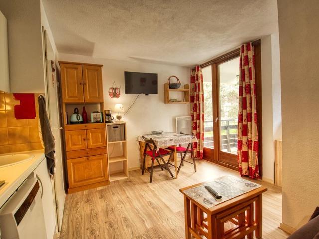 Charming 1-Bedroom Apartment with Mountain Corner, Ski Access, and West-Facing Balcony FR-1-642-45