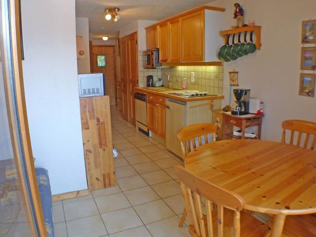 Cozy apartment with balcony, parking, and pets allowed FR-1-629-90