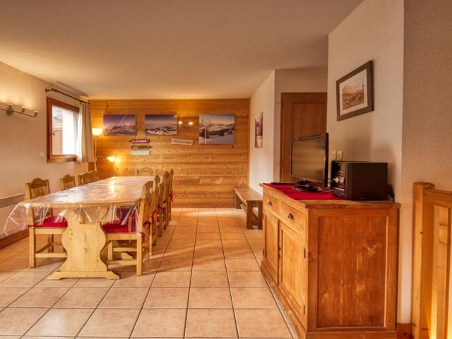 Spacious 4-Bedroom Mountain Apartment, Ski-In/Ski-Out, Sleeps 10 FR-1-642-4 - Morillon 1100 Les Esserts