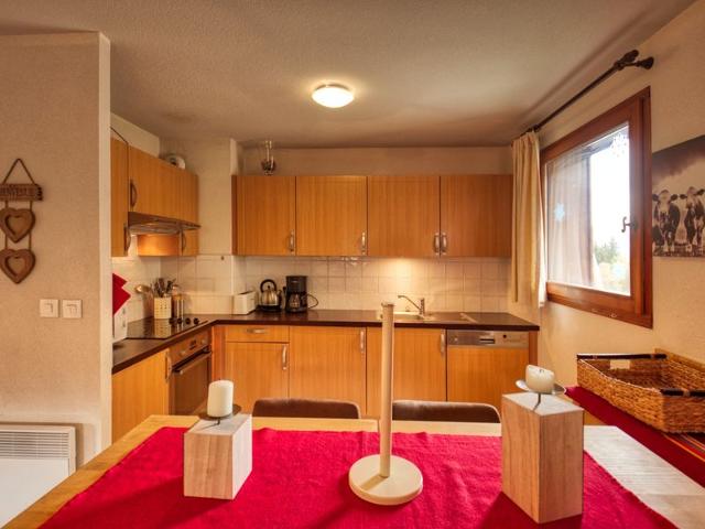 Spacious 4-Bedroom Mountain Apartment, Ski-In/Ski-Out, Sleeps 10 FR-1-642-4 - Morillon 1100 Les Esserts