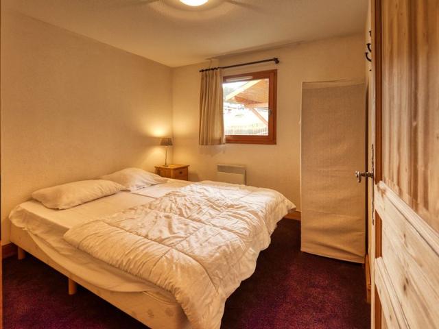 Spacious 4-Bedroom Mountain Apartment, Ski-In/Ski-Out, Sleeps 10 FR-1-642-4 - Morillon 1100 Les Esserts
