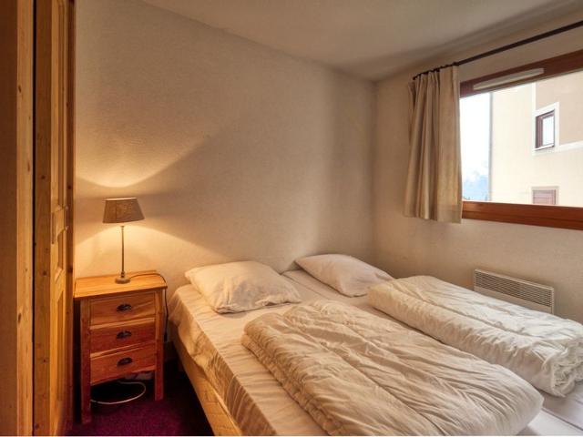 Spacious 4-Bedroom Mountain Apartment, Ski-In/Ski-Out, Sleeps 10 FR-1-642-4 - Morillon 1100 Les Esserts