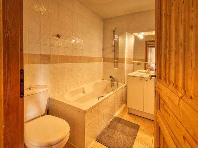 Spacious 4-Bedroom Mountain Apartment, Ski-In/Ski-Out, Sleeps 10 FR-1-642-4 - Morillon 1100 Les Esserts