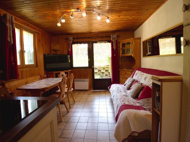Charming Ground-Floor Apartment for 4, Near Ski Lift and Shops in Morillon FR-1-642-43
