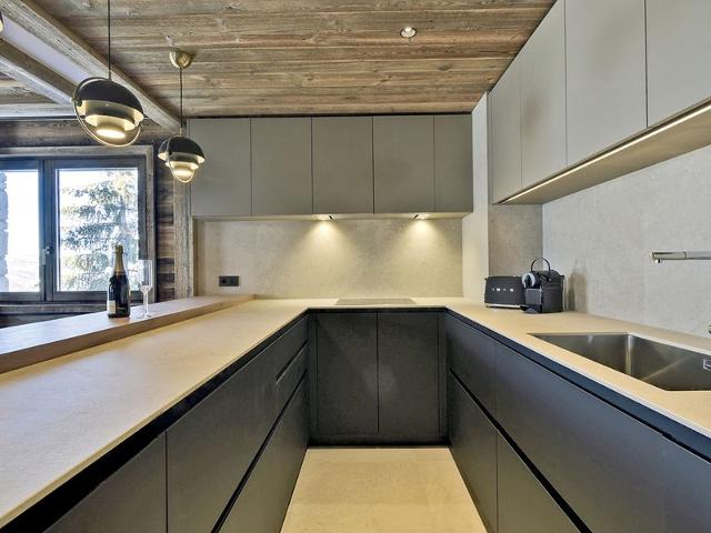 Luxury Ski-In/Ski-Out Apartment with Balcony, Fireplace, and Covered Parking FR-1-613-62 - Méribel Les Allues 1200