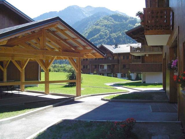 Quiet apartment in Samoëns with pool FR-1-624-101 - Samoëns