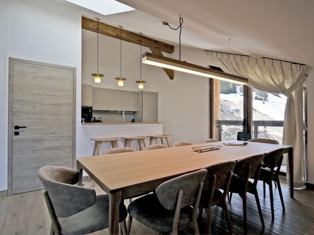 Stunning Top-Floor Ski-In/Ski-Out Apartment with Concierge Service, Courchevel FR-1-613A-29 - Courchevel 1650
