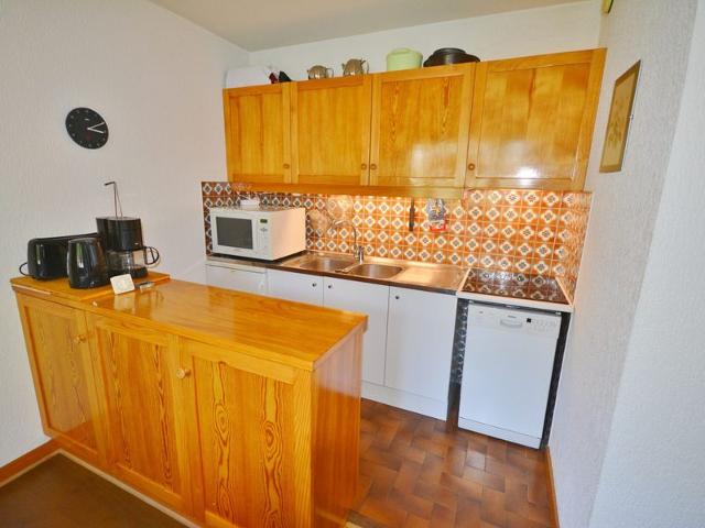 Cozy 1BR Apartment with Terrace, Near Ski Lift, Sleeps 4, Free WiFi & Parking - Morzine FR-1-684-16 - Morzine