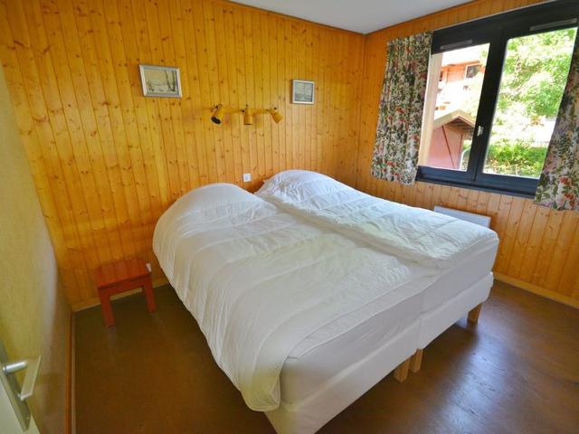 Cozy 1BR Apartment with Terrace, Near Ski Lift, Sleeps 4, Free WiFi & Parking - Morzine FR-1-684-16 - Morzine