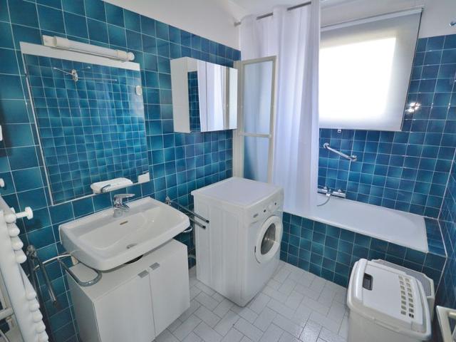 Cozy 1BR Apartment with Terrace, Near Ski Lift, Sleeps 4, Free WiFi & Parking - Morzine FR-1-684-16 - Morzine