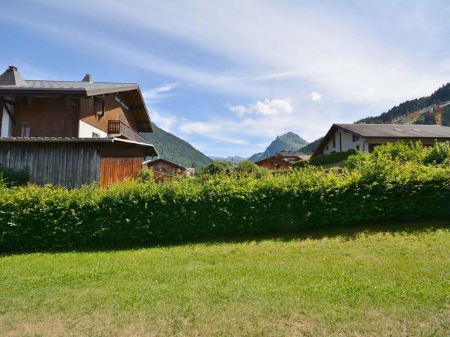 Cozy 1BR Apartment with Terrace, Near Ski Lift, Sleeps 4, Free WiFi & Parking - Morzine FR-1-684-16 - Morzine