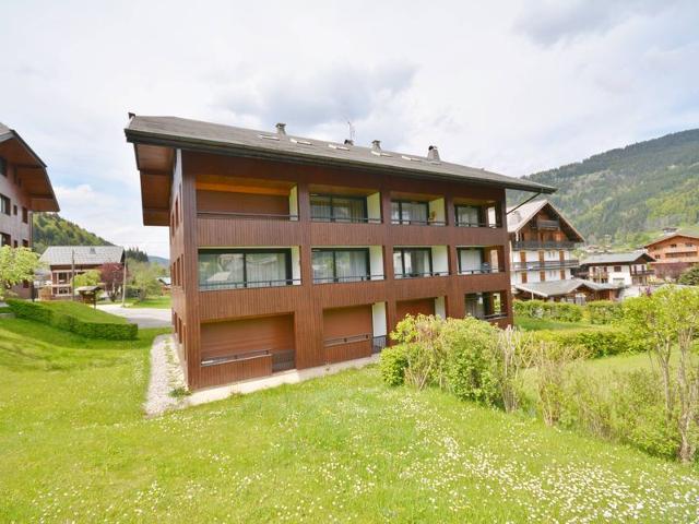 Cozy 1BR Apartment with Terrace, Near Ski Lift, Sleeps 4, Free WiFi & Parking - Morzine FR-1-684-16 - Morzine