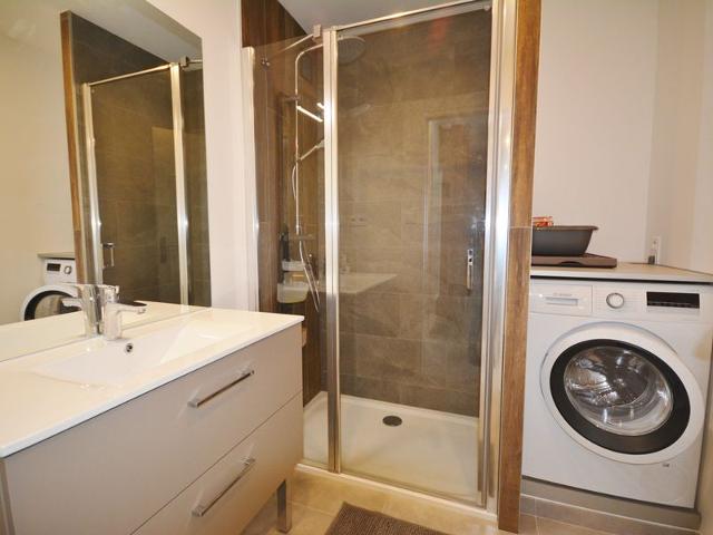 Modern Apartment for 6, Steps from Pleney Slopes, Balconies, Wi-Fi FR-1-684-30 - Morzine
